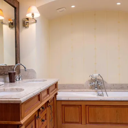 Spacious 4br 10p Center Megève