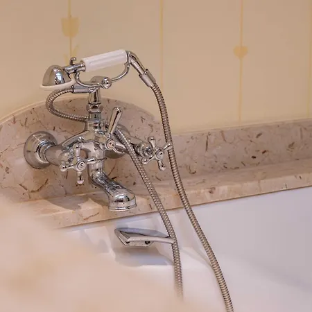 Spacious 4br 10p Center *