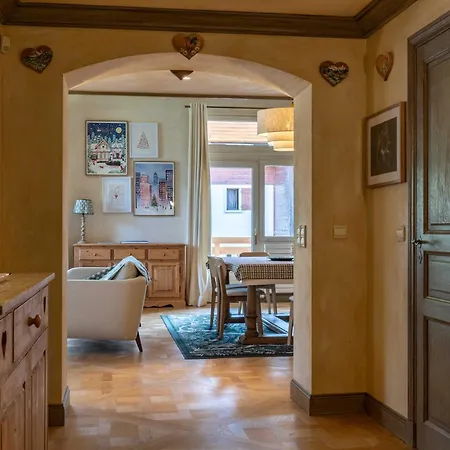 Spacious 4br 10p Center *