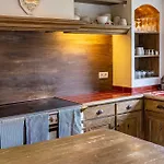 Spacious 4br 10p Center Apartment