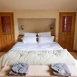 Spacious 4br 10p Center *