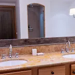 Spacious 4br 10p Center