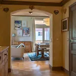 Spacious 4br 10p Center *