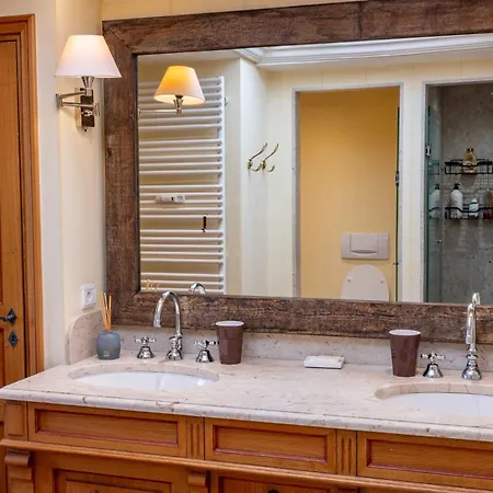 Spacious 4br 10p Center