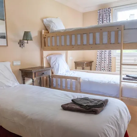 Spacious 4br 10p Center