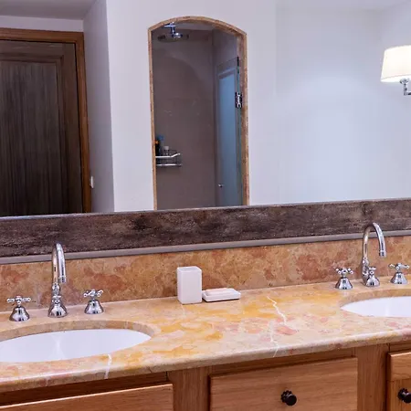 Spacious 4br 10p Center