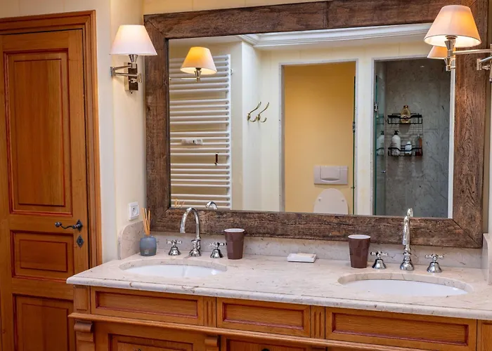 Spacious 4br 10p Center