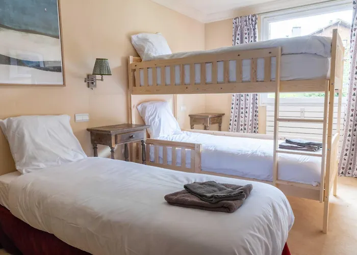 Spacious 4br 10p Center