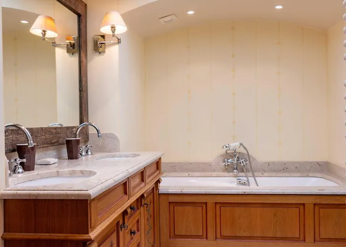 Spacious 4br 10p Center Megève