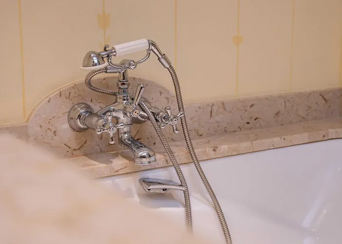 Spacious 4br 10p Center *