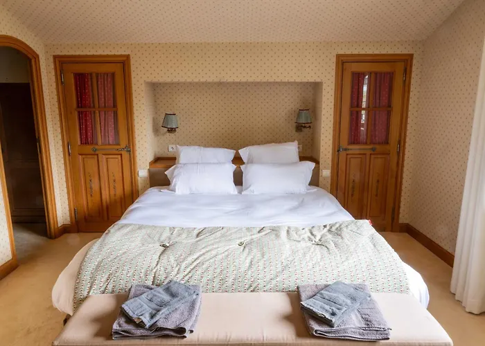 Spacious 4br 10p Center *