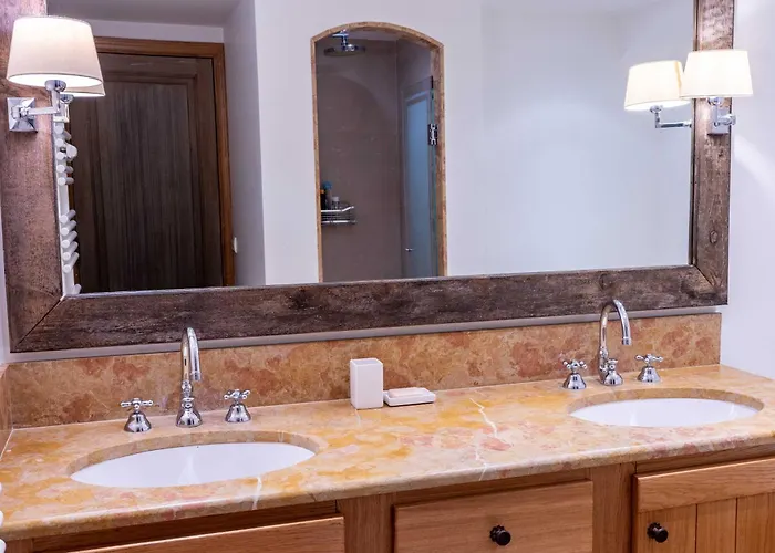 Spacious 4br 10p Center